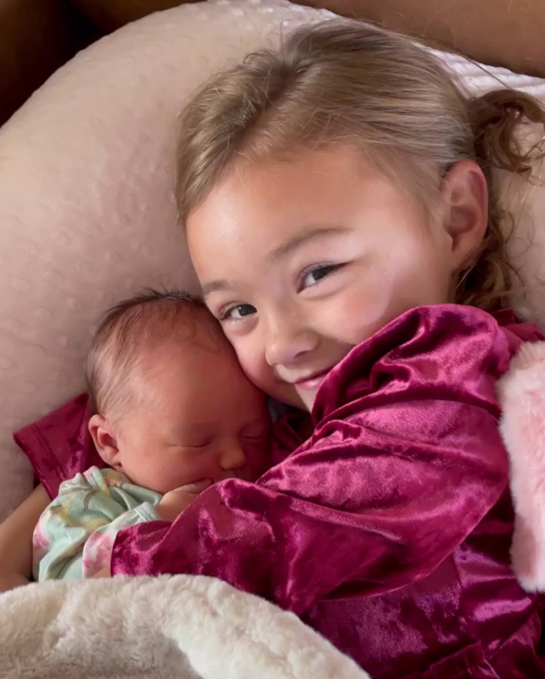 56 yaşındaki kadın, torununu doğurdu 17